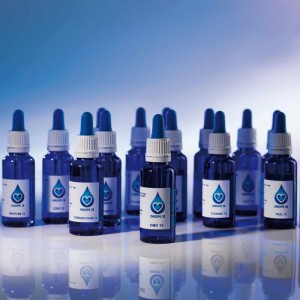 Een verzameling van 15 blauwe vloeistofflessen.